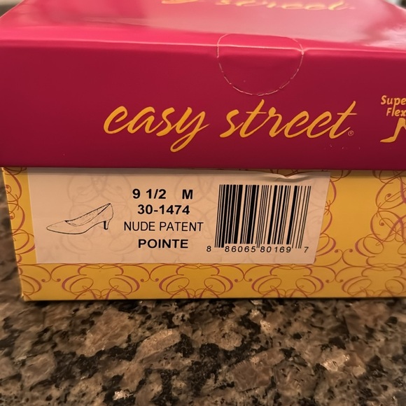 Easy street pointe nude patent leather pump 2.5 inch heel NIB 9.5 - Picture 9 of 10